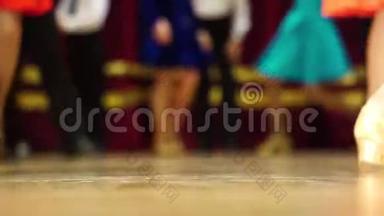 背景-儿童`舞厅舞蹈比赛-脚在地板上